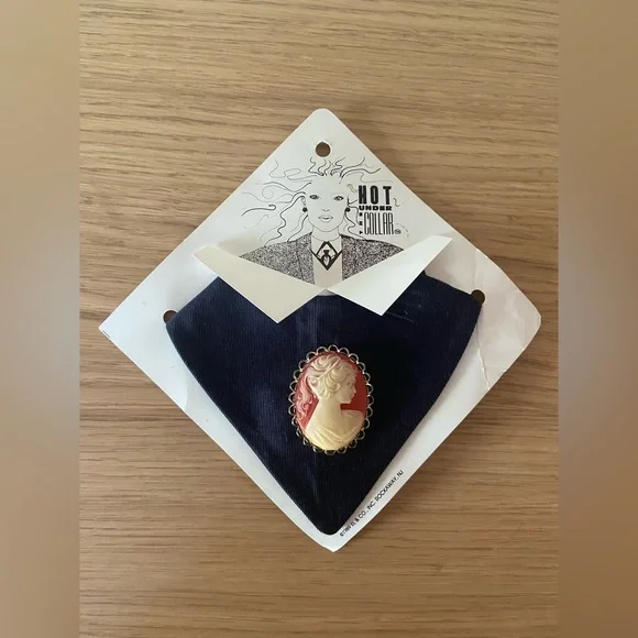 Vintage Under Collar Bib Accessory Brooch - Picture 1 of 3